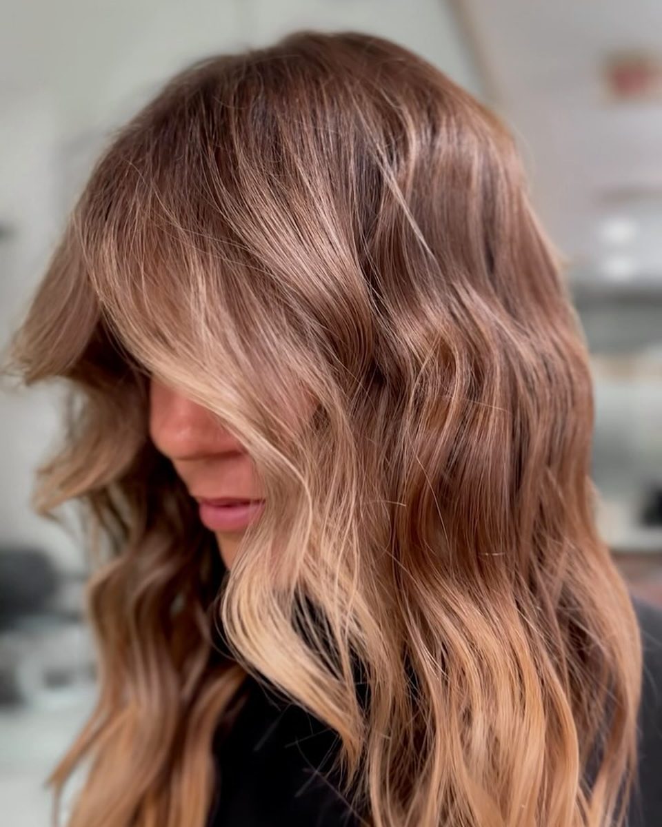 Balayage caramel cuivré sur cheveux mi-longs