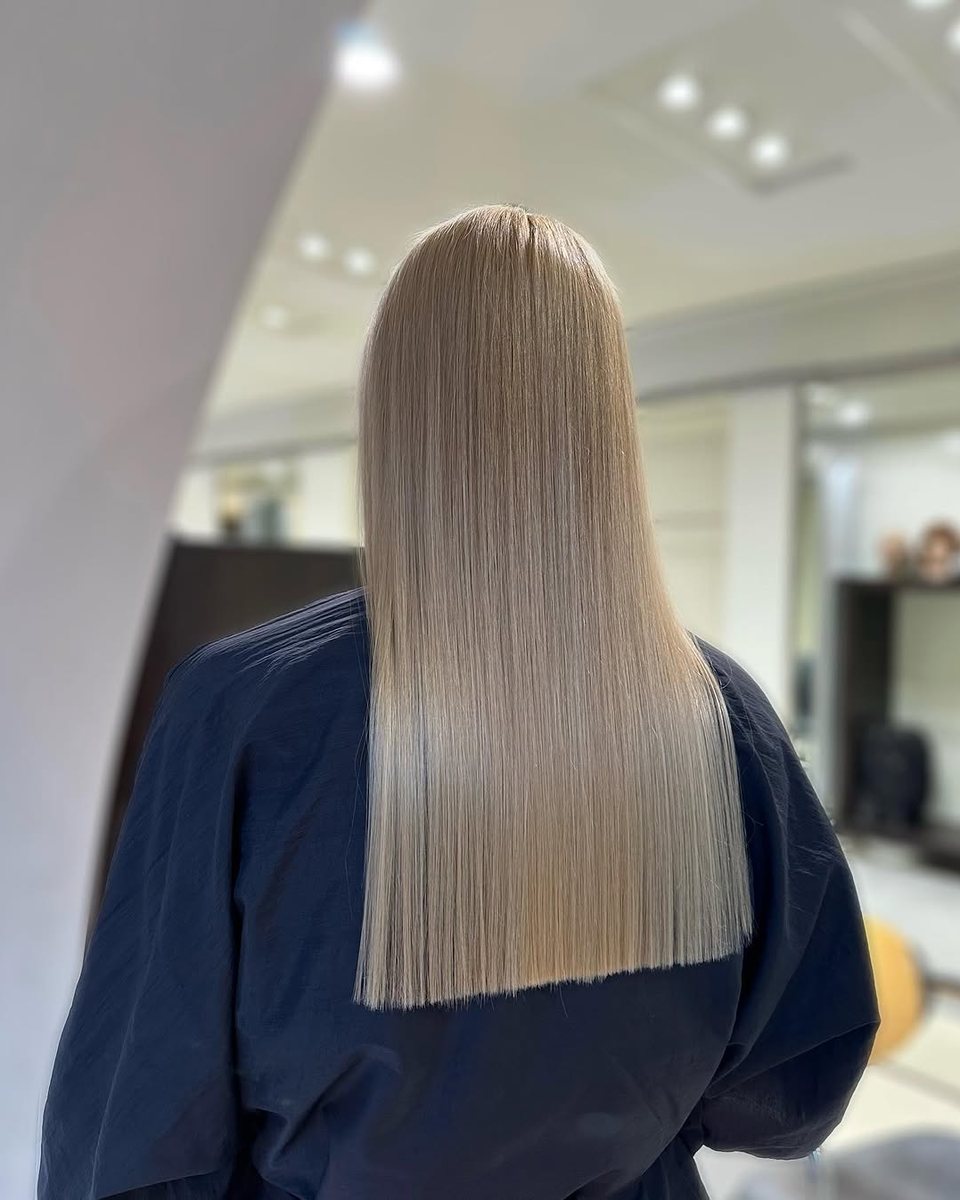 Blond cendré lisse et brillant sur cheveux longs