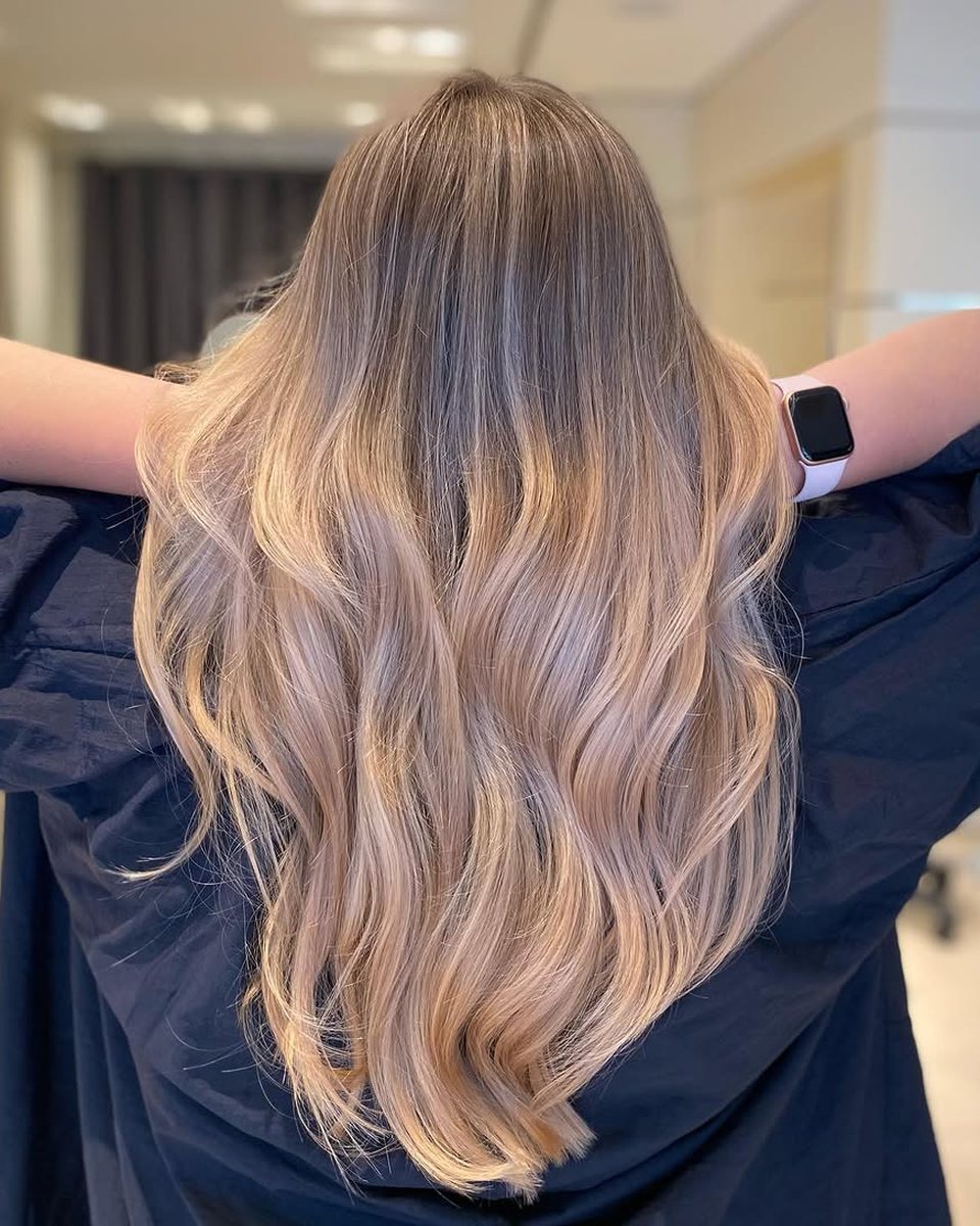 Ombré caramel sur cheveux longs, racine brune et pointes claires
