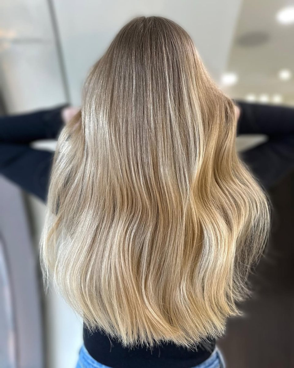 Balayage blond avec racine fondue sur cheveux longs
