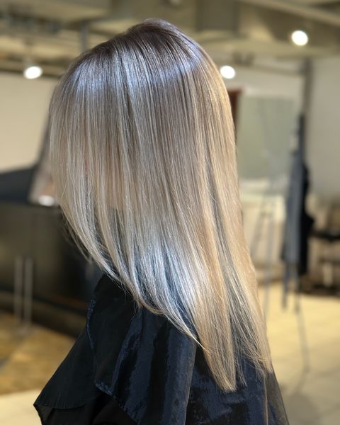 Blond cendré lisse, racine ombrée