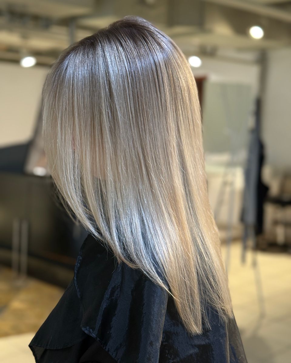 Balayage blond cendré lisse