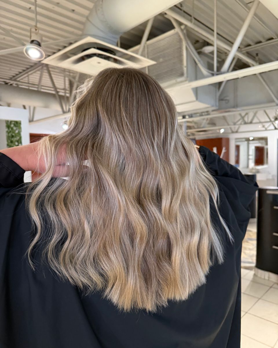 Balayage blond réalisé par une coloriste à Montréal