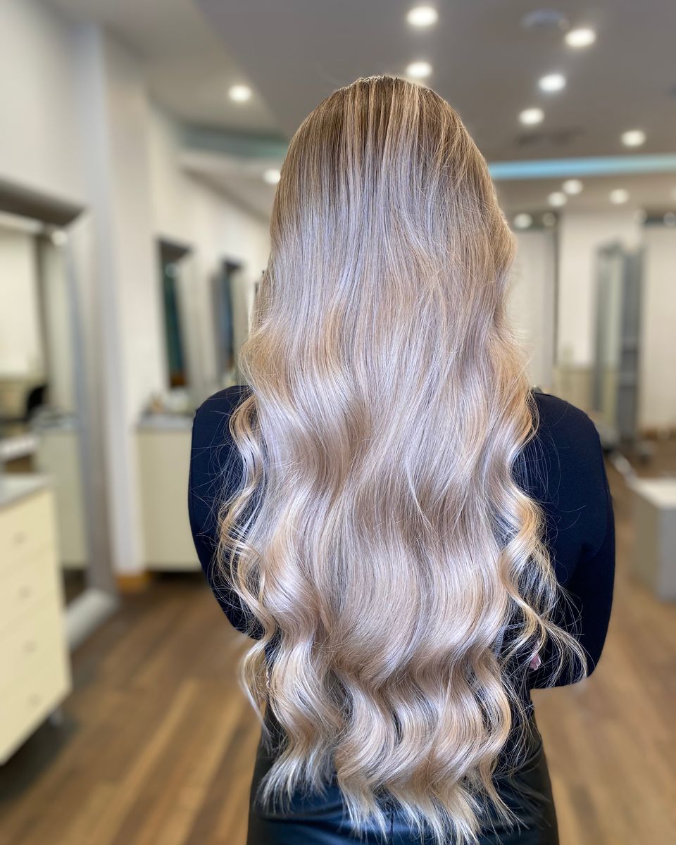 Balayage blond polaire sur longues boucles