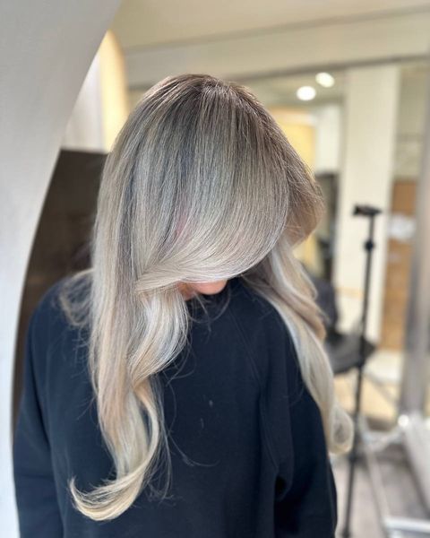 Mèches blondes lumineuses autour du visage