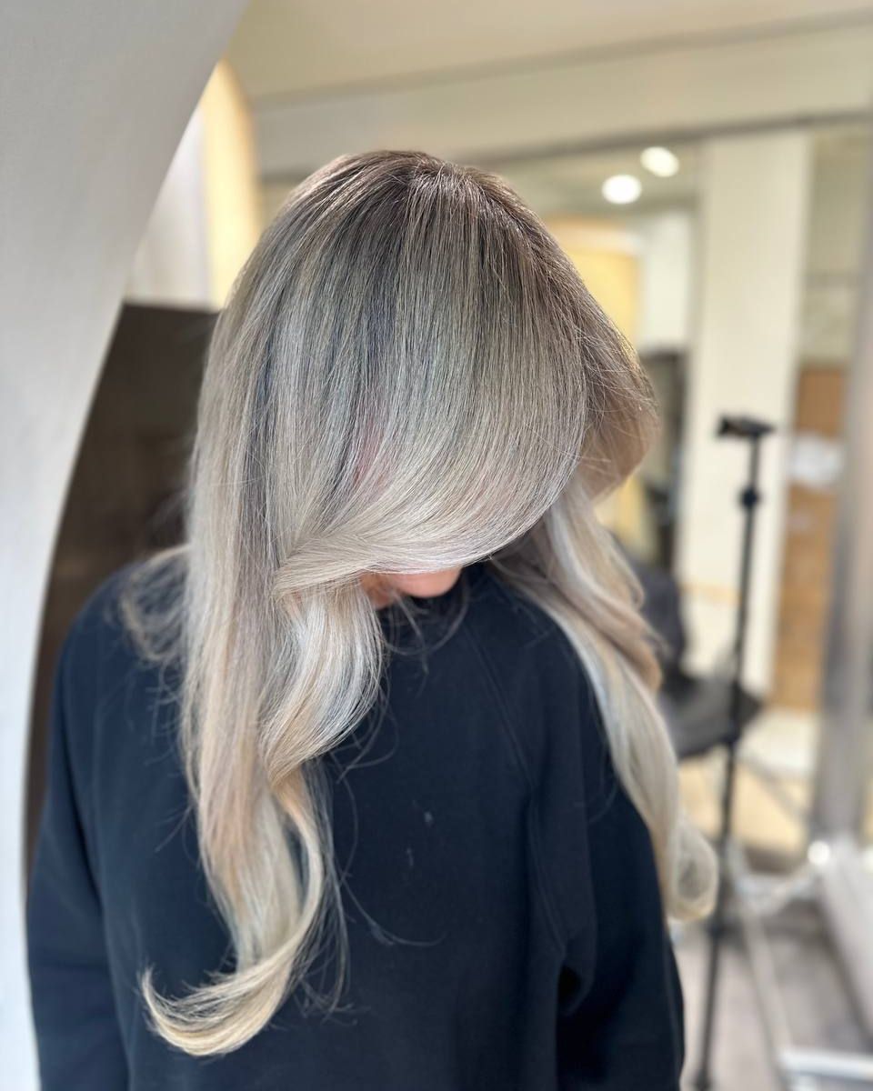 Mèches blondes lumineuses autour du visage
