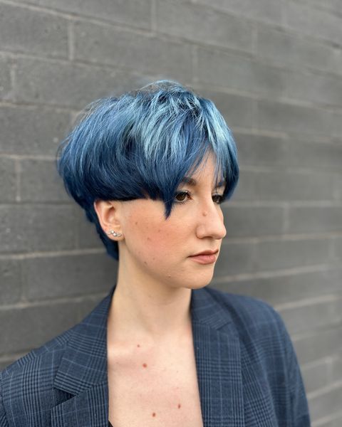 Coupe courte texturée couleur bleu profond