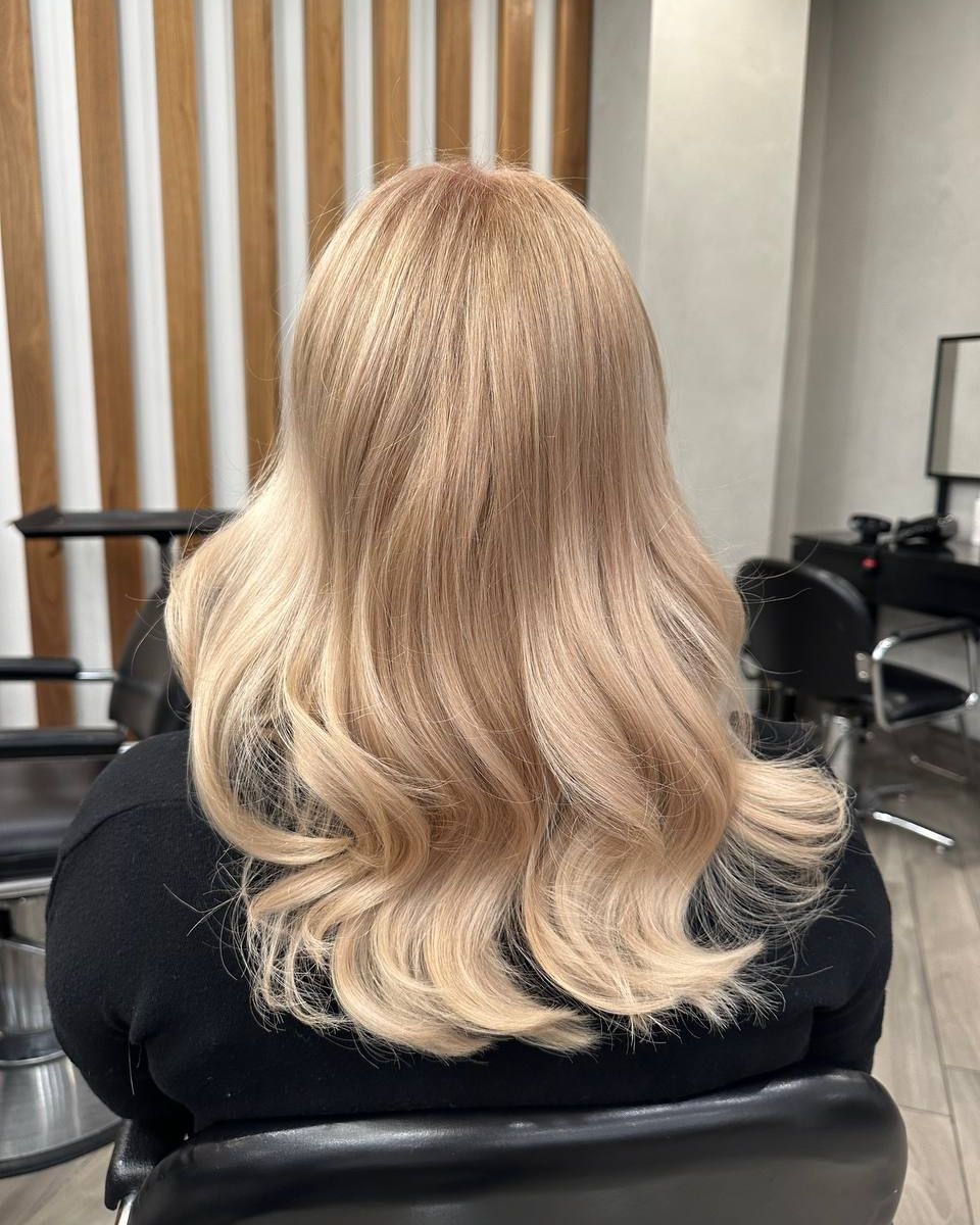 Blond doré chaud sur cheveux ondulés