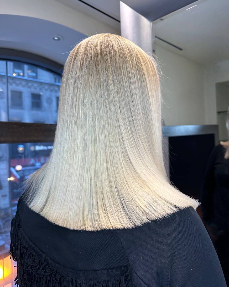 Blond platine lisse réalisé par une coloriste à Montréal
