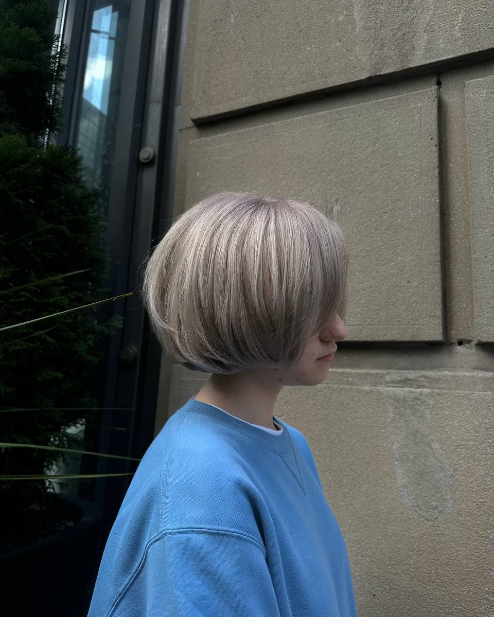Carré plongeant blond, coupe femme
