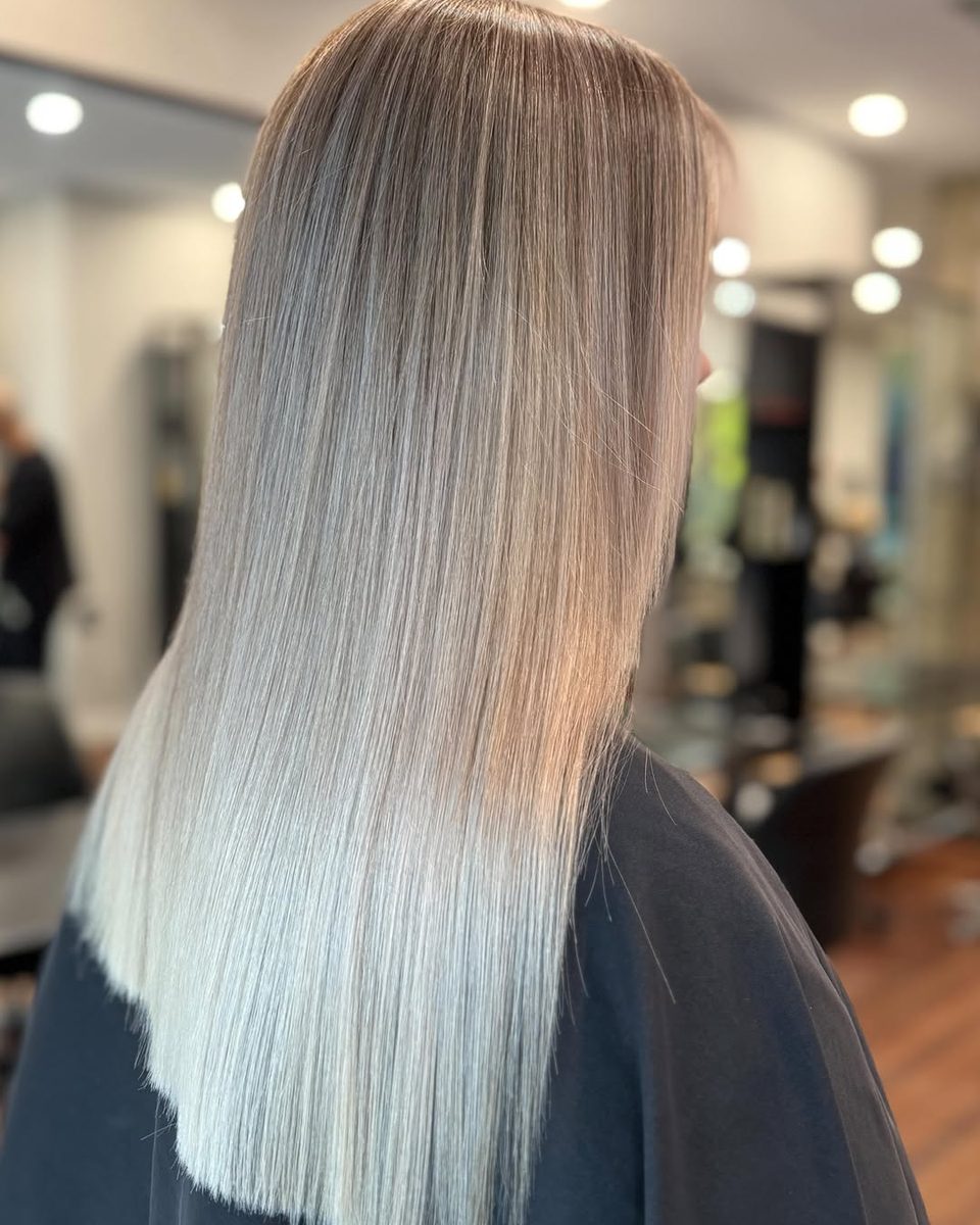 Longueurs blond très clair unifiées, sans reflet jaune