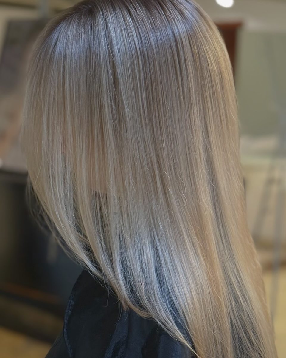 Blond cendré homogène après correction de couleur