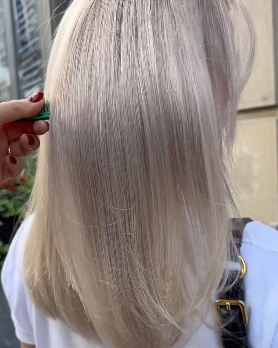 Blond beige froid sans reflet jaune sur cheveux mi-longs