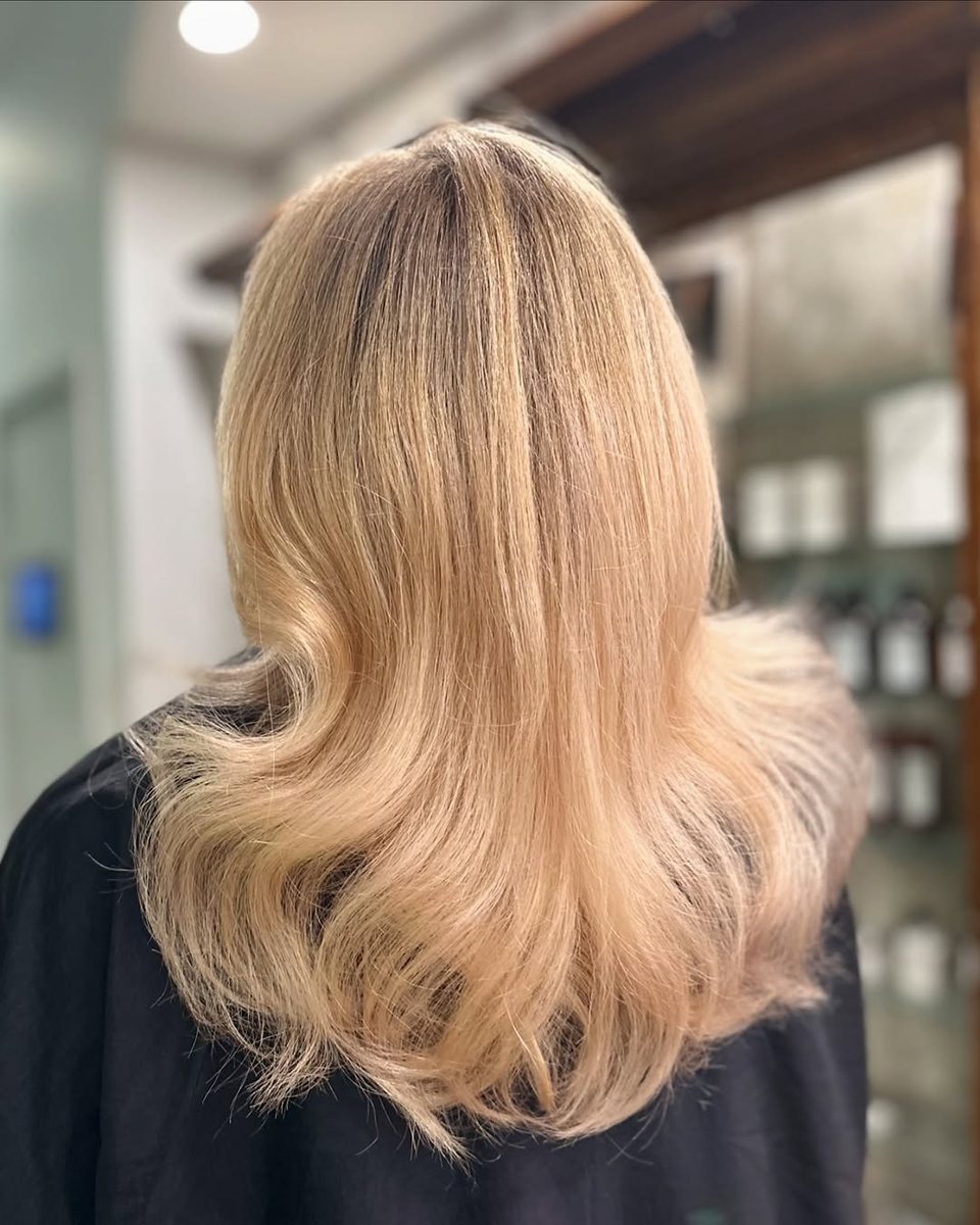 Blond doré chaud et brillant sur cheveux mi-longs ondulés
