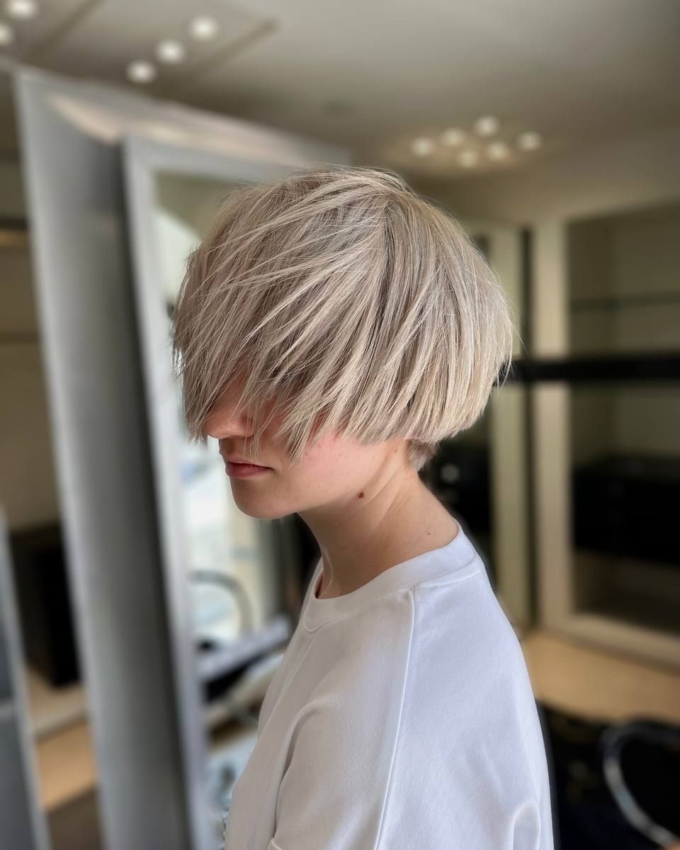 Coupe courte texturée, style pixie