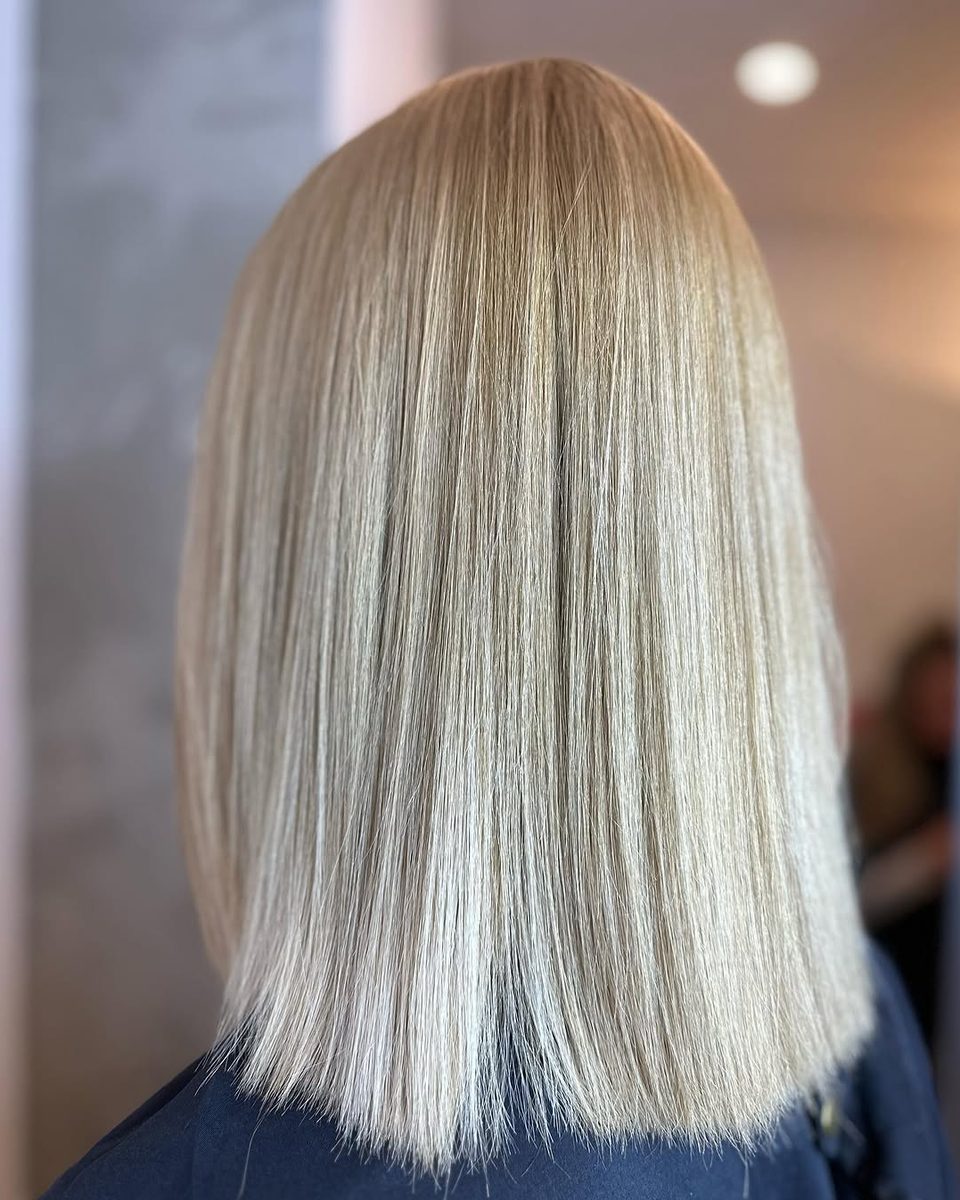 Gloss cheveux à Montréal : blond neutre et brillant après neutralisation