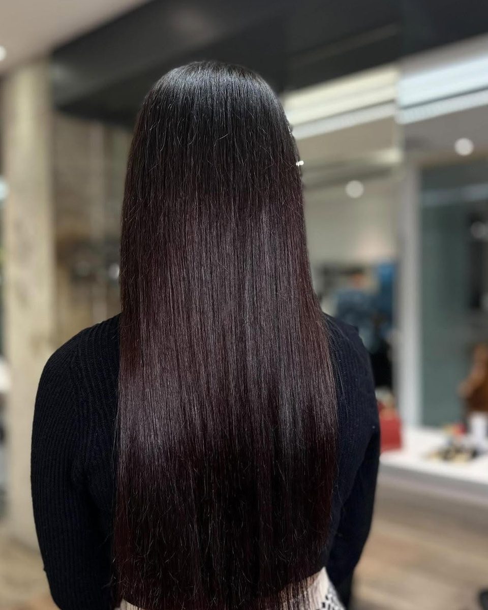 Cheveux bruns longs et brillants après gloss