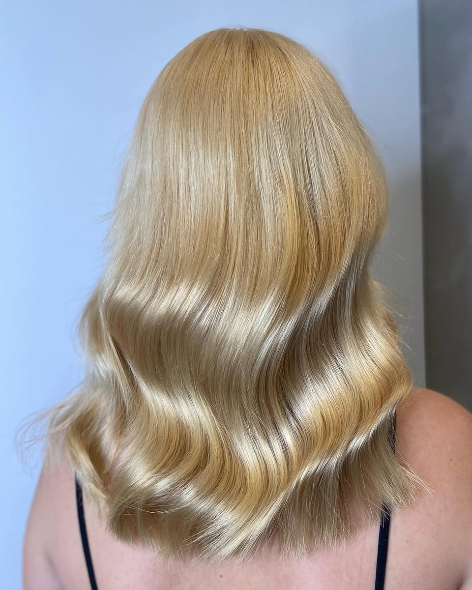 Blond doré brillant sur longueurs ondulées