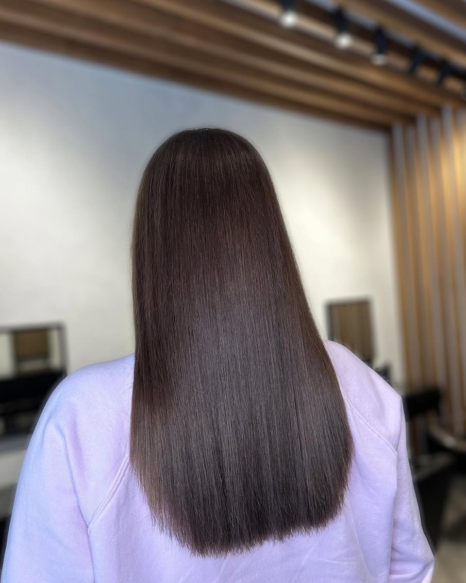 Retouche de racines à Montréal : couleur brune unie des racines aux pointes