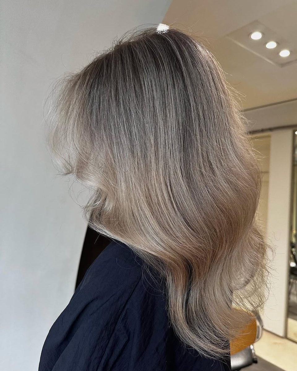 Racine naturelle fondue vers un blond beige