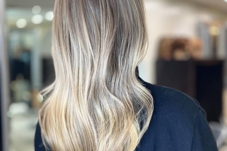 Prix d'un balayage à Montréal : balayage blond réalisé par une coloriste du centre-ville