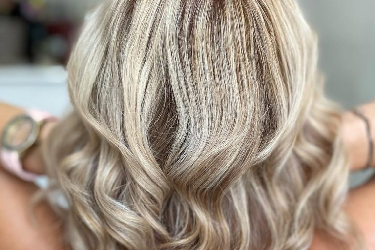 Blond qui jaunit : blond beige lumineux réalisé par une coloriste à Montréal